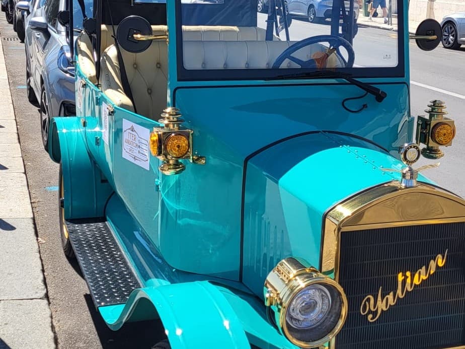 Prednji dio oldtimera s mjedenim svjetiljkama